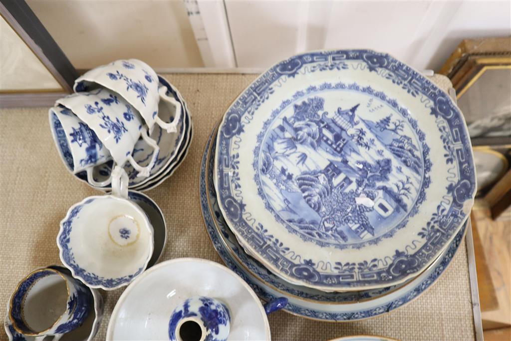 Mixed chinese blue and white ceramics, mostly damaged, for restoration